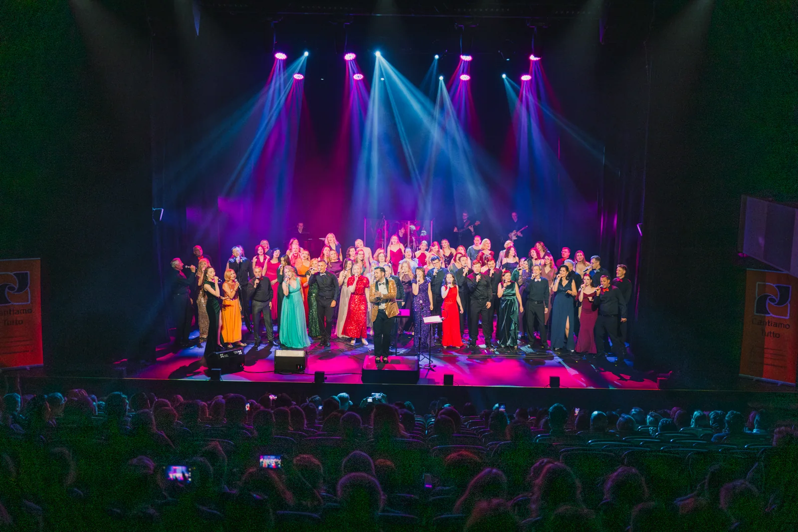 Cała scena koncertu Show Must Go On we Wrocławiu w smugach reflektorów