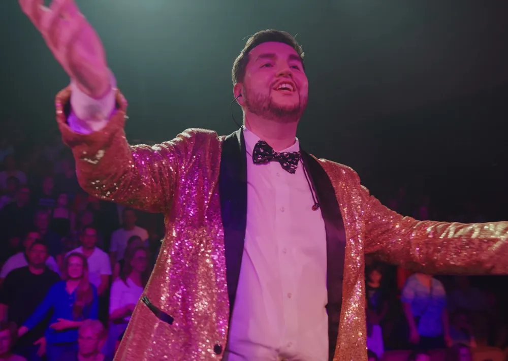 Sebastian Sikora na scenie Show Must Go On
